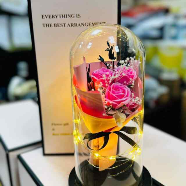 Väga kaunis pakendis klaaskuplis LED-tulekestega roosideda lillekimp 😍