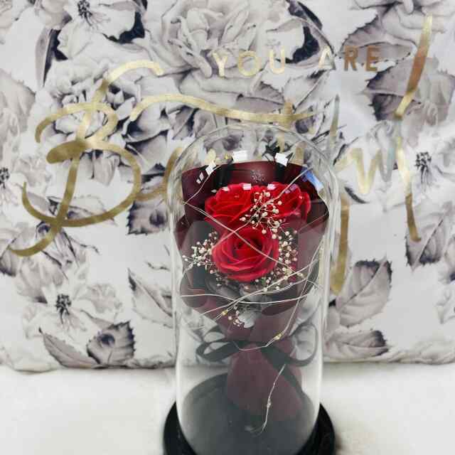 Väga kaunis pakendis klaaskuplis LED-tulekestega roosideda lillekimp
