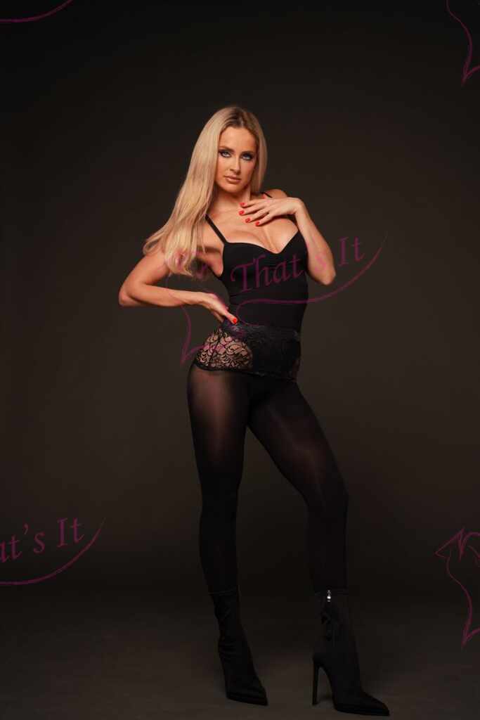 “ 𝐃𝐀𝐑𝐊 𝐂𝐋𝐀𝐒𝐒𝐈𝐂 𝐖𝐎𝐌𝐀𝐍" 𝟔𝟎𝐃𝐄𝐍